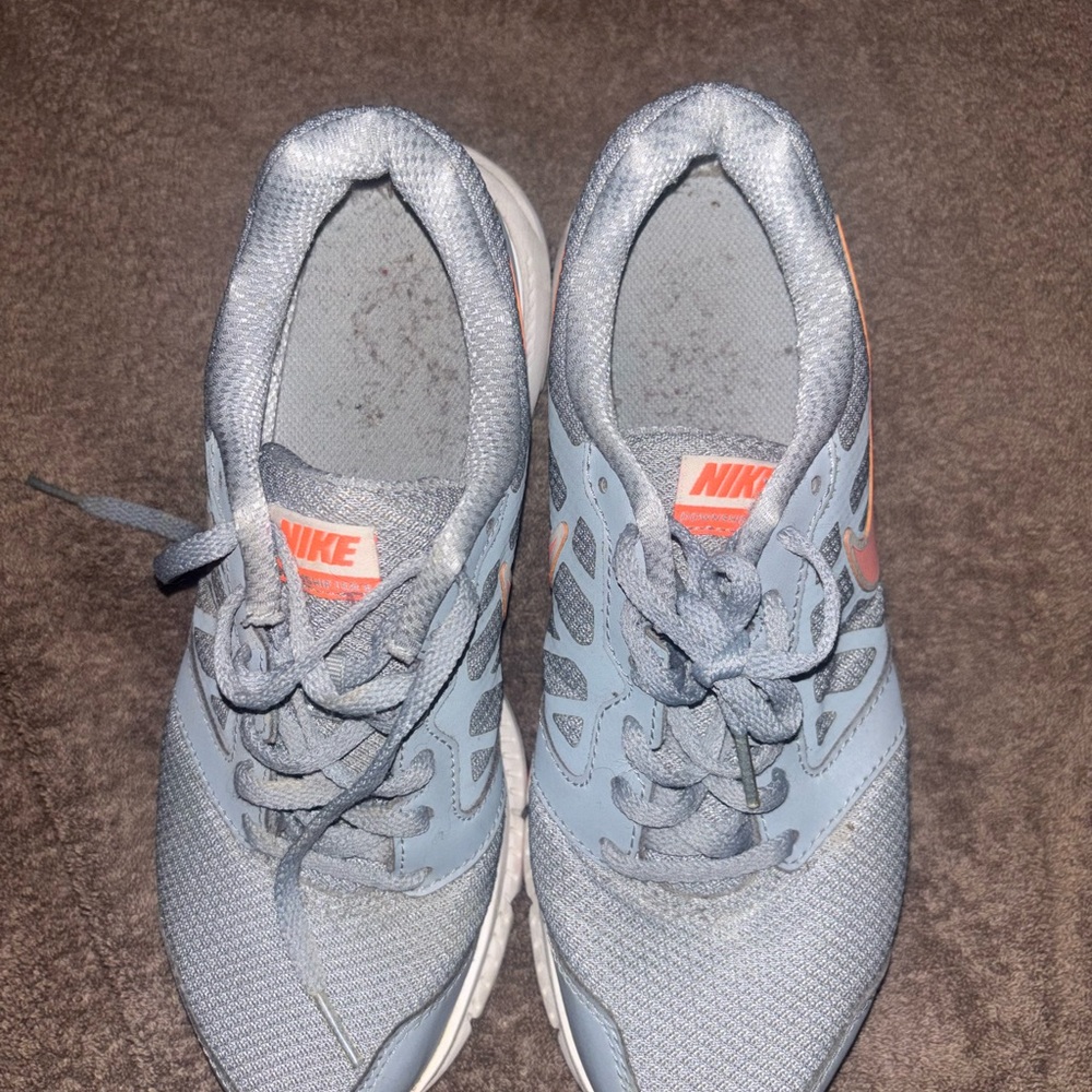 Nike Women Light Gray and Coral Sneakers - Picture 7 of 7